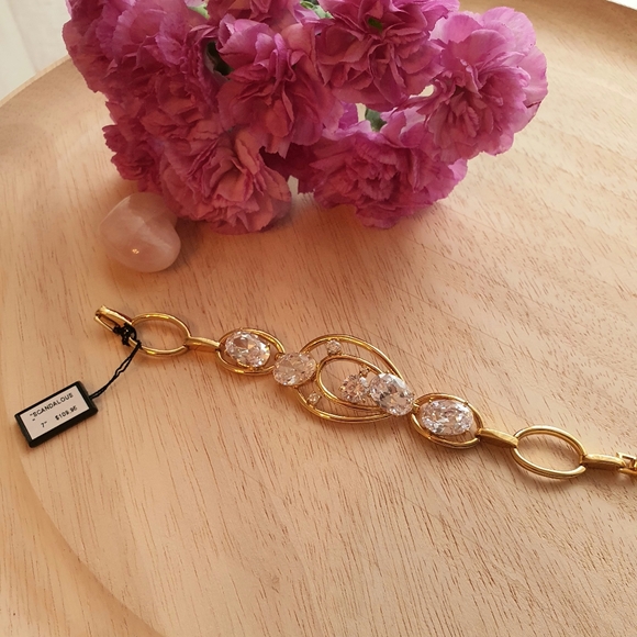 "Scandalous" Gold Swarovski Crystal Bracelet - Picture 2 of 8